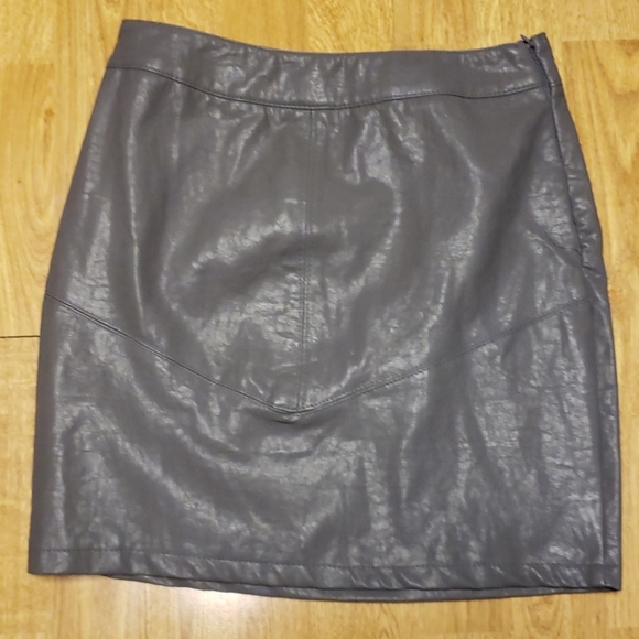 NWT gray vegan leather miniskirt LF sz small - Picture 1 of 4